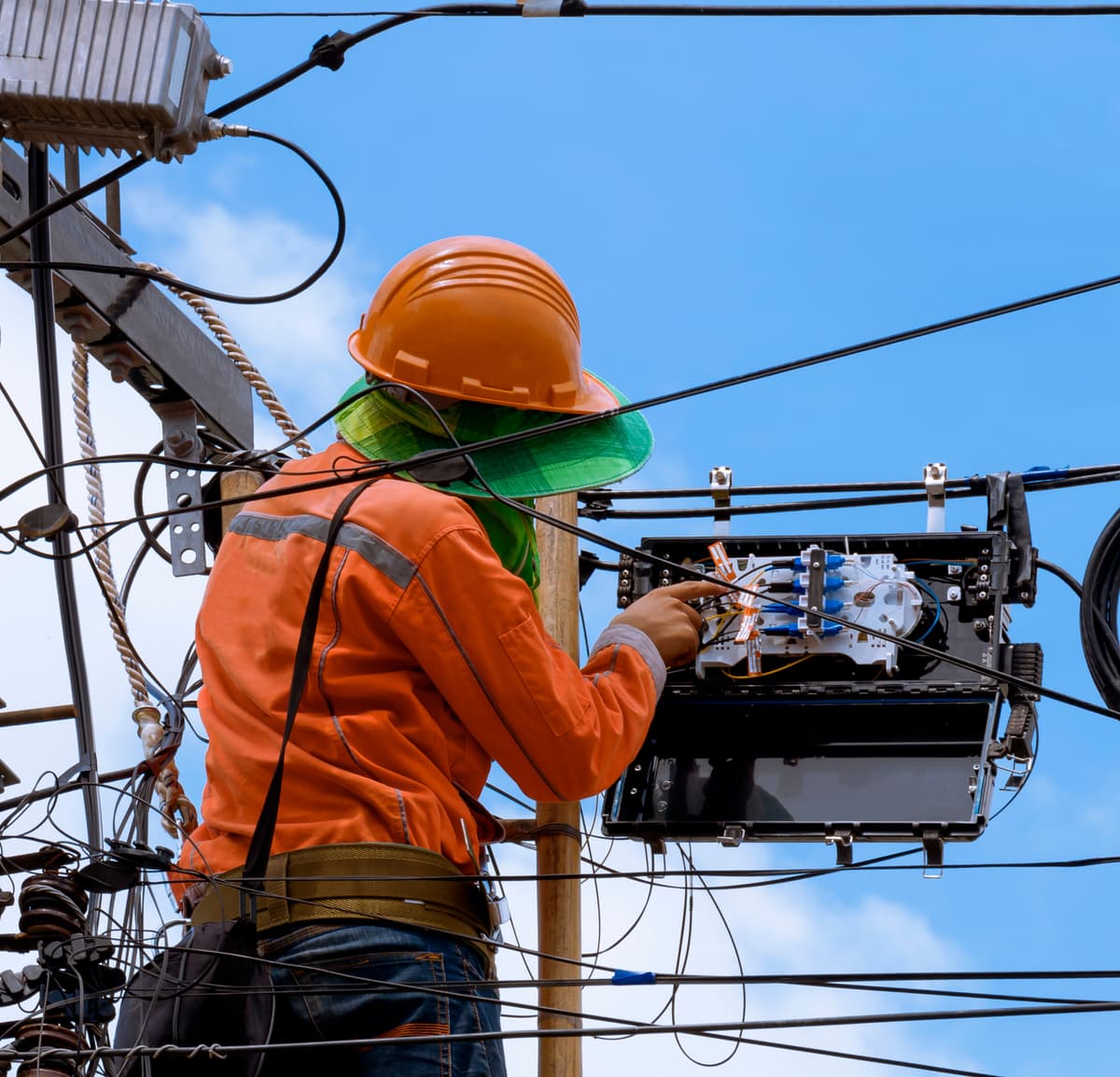 caja de distribución de internet en poste eléctrico